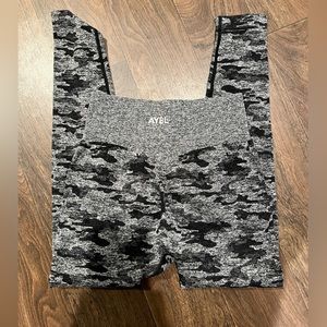 BLACK CAMO AYBL SEAMLESS LEGGINGS SIZE MEDIUM